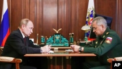 Presidenti rus Putin duke dëgjuar raportin e Ministrit të Mbrojtjes Shoigu në Kremlin (4 korrik 2022)
