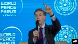 美国驻华大使伯恩斯（Nicholas Burns）在北京召开的世界和平论坛上讲话。（2022年7月4日）