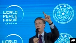 资料照片：2022年7月4日，美国驻华大使伯恩斯（Nicholas Burns）在北京召开的世界和平论坛上讲话。（美联社照片）