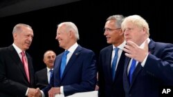 Президент Джо Байден. Слева от него – Реджеп Тайип Эрдоган и Мевлют Чавушоглу. Справа – Йенс Столтенберг и Борис Джонсон 