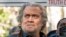 Foto Achiv: Ansyen stratej Lamezonblanch Steve Bannon pale ak jounalis yo apre li kite yon tribinal federal nan Washington, 15 Nov. 2021.