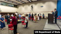 美国国务卿布林肯2022年7月11日在美国驻东京大使馆为安倍离世默哀。（布林肯国务卿推特账号）