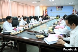 លោក ប្រាជ្ញ ចន្ទ ​ប្រធាន​គណៈកម្មាធិការ​ជាតិ​រៀបចំ​ការ​បោះឆ្នោត (កណ្តាល) ដឹកនាំ​កិច្ច​ប្រជុំ​មួយ​របស់គ.ជ.ប ​នៅ​ទីស្តីការ​គ.ជ.បក្នុង​រាជធានី​ភ្នំពេញ​ កាល​ពី​ថ្ងៃ​ទី៩ ខែ​មិថុនា ឆ្នាំ​២០២២។ (ហ្វេសប៊ុក/គណៈកម្មាធិការ​ជាតិ​រៀបចំ​ការ​បោះឆ្នោត)