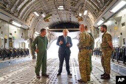 នាយករដ្ឋមន្ត្រី​អង់គ្លេស​លោក Boris Johnson (កណ្តាល) និយាយ​ជាមួយទាហាន​កងទ័ព​អាកាស​អង់គ្លេស នៅ​តំបន់ Oxfordshire ប្រទេស​អង់គ្លេស កាល​ពី​ថ្ងៃ​សៅរ៍​ទី​១៨ ខែ​មិថុនា ក្រោយ​ពី​លោក​ត្រឡប់​មក​ពី​ទស្សនកិច្ចនៅ​ទី​ក្រុង​កៀវ​ប្រទេស​អ៊ុយក្រែន ដែល​នៅ​ទី​នោះ​លោក​បាន​សន្យា​នឹង​ប្រធានាធិបតី​អ៊ុយក្រែន​លោក Volodymyr Zelenskyy ថា​នឹង​បន្ត​ផ្តល់​ជំនួយ​និង​ការ​បណ្តុះបណ្តាល​យោធា​ដល់​អ៊ុយក្រែន។