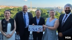 台湾驻美代表萧美琴(左1）2022年6月25日在华盛顿俯瞰白宫的亚当斯酒店为台湾参加“选择美国投资峰会”代表团举行欢迎酒会，出席人士包括左起，美国商务部助理部长文卡塔拉曼，台湾国家发展委员会主任委员龚明鑫、美国在台协会台北办事处处长孙晓雅、“选择美国投资峰会”执行主任辛格 （美国之音锺辰芳拍摄）