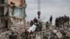 러시아군 폭격으로 붕괴된 우크라이나 동부 차시우 야르 시내 아파트 잔해에서 10일 소방대원들이 시신을 수습하고 있다. 