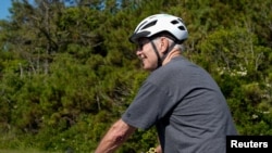 美国总统拜登在特拉华州的海滨骑车（2022年6月18日）