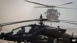 资料照片：叙利亚东部一个美军基地正在起降直升飞机(2019年11月11日）