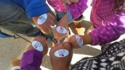 Warga dengan stiker tanda telah memilih "I Voted"