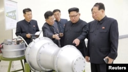 북한 김정은 국무위원장이 '핵무기 병기화 사업'을 현지지도했다고 조선중앙통신이 지난 3일 보도했다. 뒤에 세워둔 안내판에 북한의 ICBM급 장거리 탄도미사일로 추정되는 '화성-14형'의 '핵탄두(수소탄)'이라고 적혀있다.