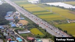 추석 연휴 첫날인 14일 경기도 용인시 경부고속도로 하행선에서 정체가 빚어지고 있다. (경기남부지방경찰청 제공) 