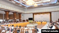 နိုင်ငံရေးပါတီတွေက ကိုယ်စားလှယ်ပေါင်း ၁၀၀ ကျော်နဲ့ သမ္မတဦးသိန်းစိန် တွေ့ဆုံစဉ်။ (ဓာတ်ပုံ- MOI Webportal Myanmar's post)