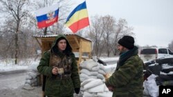 Dua anggota separatis pro Rusia menjaga sebuah pos pemeriksaan di Ukraina timur (foto: dok).