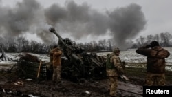 乌克兰军人向顿涅茨克地区前线发射M777榴弹炮炮弹。