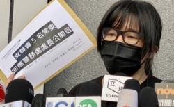 邹幸彤手持回应警务处处长的公开信，重申支联会并非外国代理人（美国之音/汤惠芸）