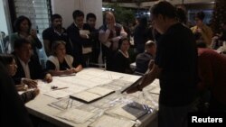 Seorang petugas menghitung ulang surat suara yang masuk di sebuah TPS di Institut Pemilihan Pemerintah Meksiko (IFE), Meksiko (4/7).