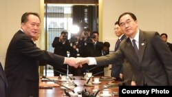 평양공동선언 이행방안 협의를 위한 5차 남북 고위급회담이 15일 판문점 평화의집에서 개최된 가운데 조명균 통일부 장관(오른쪽)이 북측 리선권 조국평화통일위원회 위원장과 악수를 나누고 있다. (사진공동취재단)