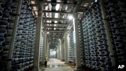 2020年5月16日，一名工人正在以色列哈代尔市的一座海水淡化工厂工作。