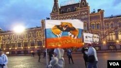 俄罗斯吞并克里米亚后，今年3月莫斯科红场庆祝集会结束后的普京支持者。(美国之音白桦 拍摄)