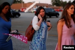 （左起）前白宫公共事务办公室公关主任奥马罗萨‧马尼戈特，新闻秘书萨拉·桑德斯和总统助理霍普·希克斯在美国俄亥俄州维也纳的扬斯敦 - 沃伦地区机场（2017年7月25日）