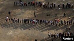 Des électeurs se mettent en ligne pour aller voter dans les bureaux de vote, à Nairobi, au Kenya, le 8 août 2017.