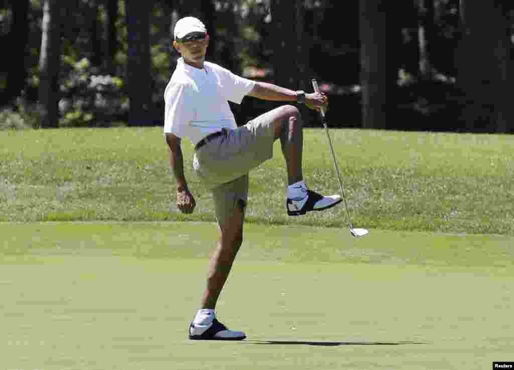 Reaksi Presiden Obama saat kehilangan kesempatan memasukkan bola di Klub Golf Farm Neck, Oak Bluffs di Perkebunan Anggur Martha, Massachusetts, 11 Agustus 2013.