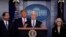 Phó Tổng thống Pence họp báo sau khi được Tổng thống Trump cử giám sát việc phòng chống virus corona tại Toà Bạch Ốc, ngày 26/2/2020. REUTERS/Carlos Barria