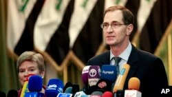 제임스 밀러 미국 국방부 차관(오른쪽)이 지난해 12월 이라크 바그다드에서 열린 기자회견에서 발언하고 있다. (자료사진)