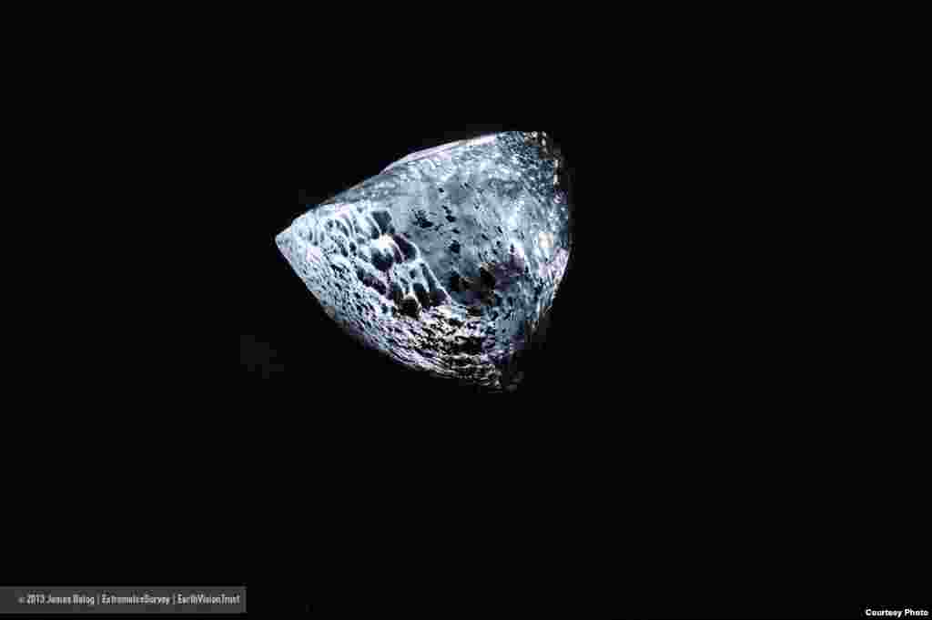 Gunung es di Jökulsárlón, Islandia, pecah menjadi potongan-potongan kecil seperti ini yang disebut berlian es, yang berkontribusi, tetes demi tetes, pada kenaikan tingkat permukaan laut global. (James Balog/Extreme Ice Survey)