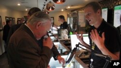 Otros estados utilizan la marihuana medicinal. El senador don Gustavson de Nevada, huele una muestra de marihuana el viernes 24 de marzo de 2017, cuando el dispensario Christopher Price, detalla las muestras de la hierba medicinal en Las Vegas. Este estado está tratando de iniciar las ventas de marihuana recreativa.