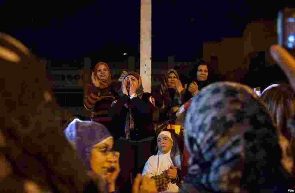 Veiled women led a crowd in chanting anti-Morsi slogans in front of the Presidential Palace in Cairo. (Yuli Weeks for VOA)