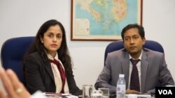  អ្នកស្រី Sonali Jain-Chandra (ឆ្វេង) អ្នក​ដឹកនាំ​គណៈប្រតិភូ​មូលនិធី​រូបិយវត្ថុ​អន្តរជាតិ (IMF) មក​កម្ពុជា ​និង​លោក Faisal Ahmed អ្នក​តំណាង​មូលនិធិ IMF ប្រចាំ​នៅ​កម្ពុជា​ ធ្វើ​សន្និសីទ​ព័ត៌មាន​មួយ​កាល​ពី​ថ្ងៃ​ទី​២ ខែ​កក្កដា ឆ្នាំ​២០១៥។ (នៅ វណ្ណារិន/VOA)