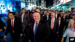 지난해 7월 베트남을 방문한 마이크 폼페오 미국 국무장관이 하노이 거리를 걷고 있다. 폼페오 장관은 당시 베트남 재계 인사들을 만난 자리에서 북한 최고 수뇌부에 베트남식 경제 번영의 길을 갈 것을 공개적으로 제안했다.