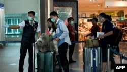 中国被滞留在印尼巴厘岛的游客星期六（2月8日）在该岛伍拉莱国际机场。