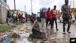 Watu wakitembea kwenye barabra iliofurika maji taka mjini Lusaka, Zambia. Januaria 12, 2024.