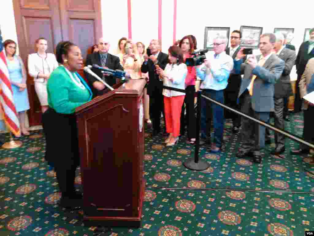 چند عضو دیگر مجلس نمایندگان نوروز را به ایرانی های آمریکا و کسانی که این جشن را برگزار می کنند، تبریک گفتند.