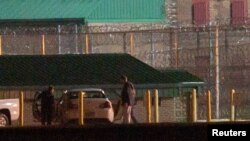 John Walker Lindh meninggalkan penjara di Terre Haute, Indiana, 23 Mei 2019.