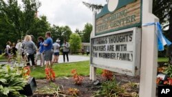 美国怀俄明州的人们悼念周一去世的美国大学生奥托·瓦姆比尔。