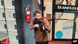 Властите велат дека армискиот резервист отворил оган во куглана, а потоа и во ресторан во североисточната држава Мејн