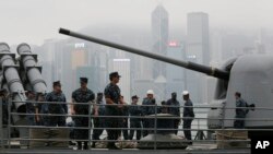 필리핀에서 초강력 태풍 '하이옌'의 영향으로 1만명이 사망한 가운데, 미군 항공모함 '조지워싱턴' 호가 현지 구호활동을 위해 홍콩 빅토리아항에서 출항 준비를 하고 있다.