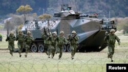 资料照：日本陆上自卫队快速反应部队成在佐世保市的一个陆上自卫队训练营地进行训练。（2018年10月2日）