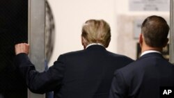 美国共和党总统候选人、前总统唐纳德·特朗普（Donald Trump）2024年5月28日在纽约一家法庭完成了对他封口费案的结案陈述后离开法庭。（美联社）