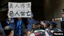 香港西九龙裁判法院对 45 名民主活动人士宣判后，现场场景。