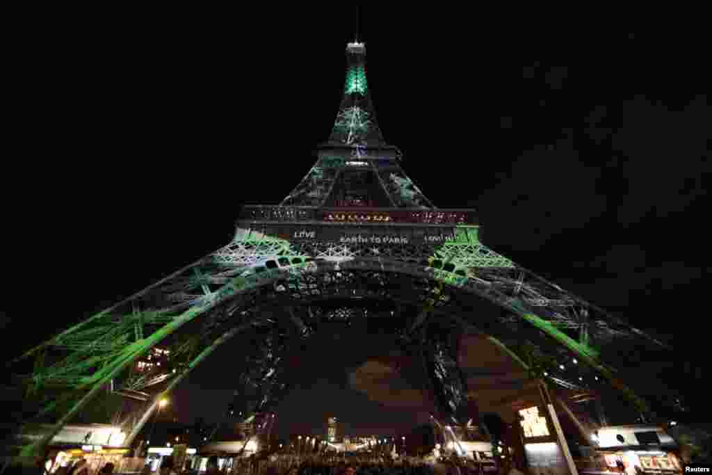 2015年12月2日，埃菲尔铁塔绿光闪耀，庆祝在巴黎举行的世界气候变化问题大会