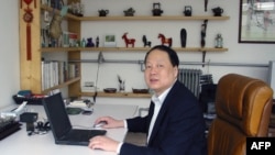 学者张祖桦在电脑前