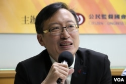 东吴大学政治学系副教授吴志中（美国之音杨明拍摄）