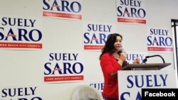 នៅ​ក្នុង​រូបថត​ដែល​ត្រូវ​បាន​បង្ហោះ​តាម​ទំព័រ​ហ្វេសប៊ុក​ផ្លូវ​ការ​របស់​អ្នកស្រី ស៊ូលី សារ៉ូ (Suely Saro) កាល​ពី​ថ្ងៃ​ទី​១២ ខែ​មករា ឆ្នាំ​២០២០ បេក្ខនារី​ខ្មែរ​អាមេរិកាំង​រូប​នេះ​កំពុង​ថ្លែង​​ទៅ​កាន់​អ្នក​គាំទ្រ​នៅ​ឯ​ពិធី​ឃោសនា​បោះឆ្នោត​មួយ​កន្លែង។ 