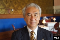 研究中国海军的前日本海上自卫队潜艇舰长山内敏秀（美国之音歌篮拍摄）