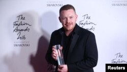 کرگ گرین، برنده جایزه بهترین طراح بریتانیایی لباسهای مردانه ۲۰۱۶