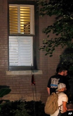 Manifestantes que protestaban la absolución de un policía blanco acusado de matar a un hombre negro en Missouri en 2011, rompieron una ventana en la casa del alcalde de la ciudad Lyda Krewson. Sept. 15, 2017.